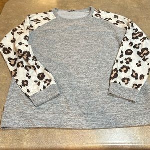 Women’s wild feather shirt, size, XL